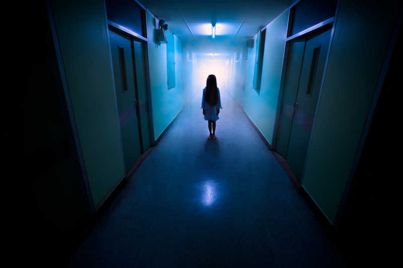 医院走廊里的儿童幽灵