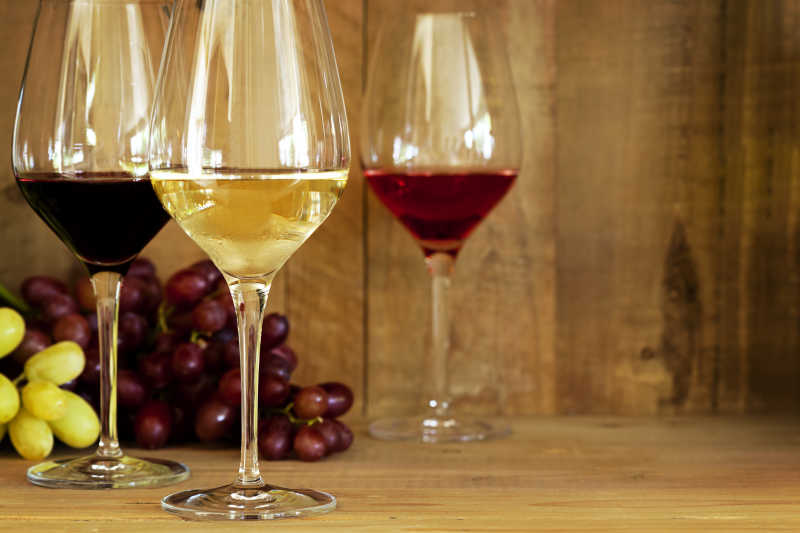 高脚杯里的葡萄酒与葡萄