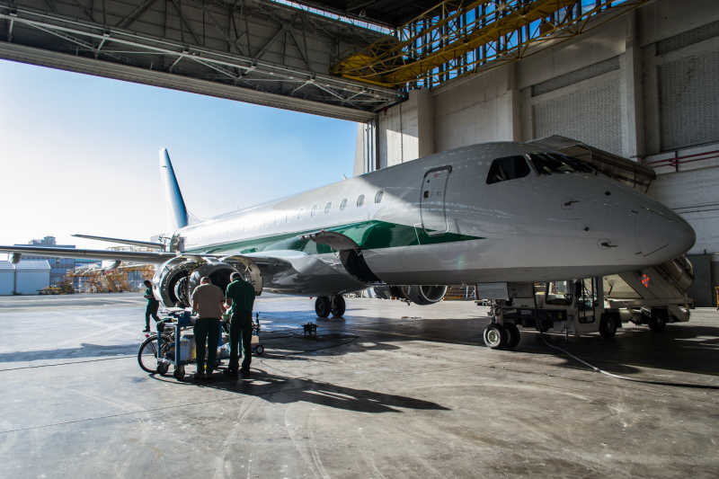 意大利航空公司机库里的飞机