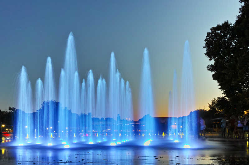 普罗夫迪夫市喷泉夜景照片