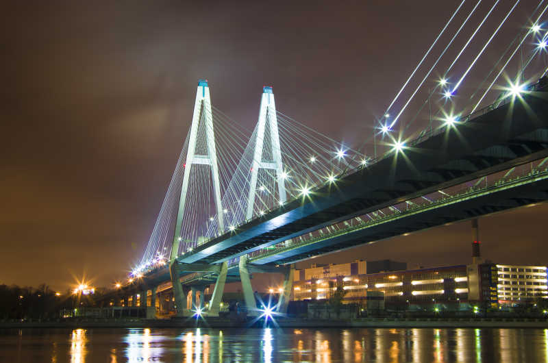夜色下的彼得堡大桥