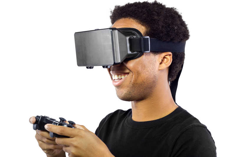 白色背景下戴着3D眼镜开心玩游戏的男人