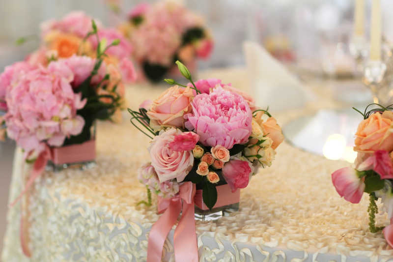餐桌上的鲜花装饰