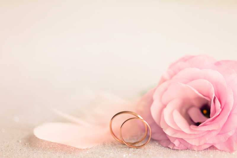 粉色的花朵和金色的戒指
