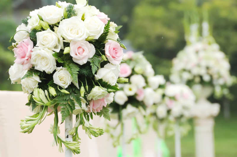 婚礼上的洁白花束
