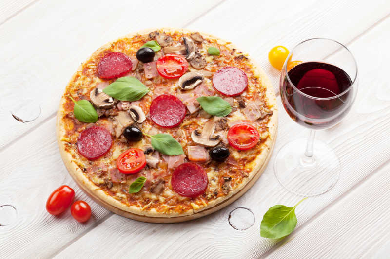 白色木质桌子上的意大利香肠披萨