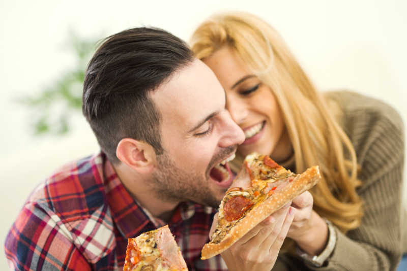 一起吃披萨的幸福夫妻