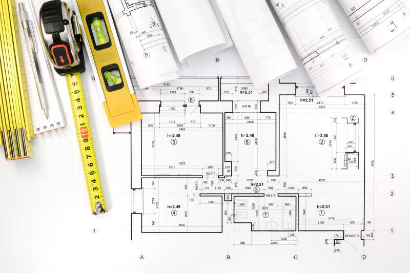 带铅笔卷尺和建筑设计图纸