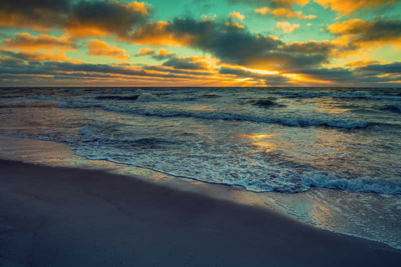 日出时美丽的海面