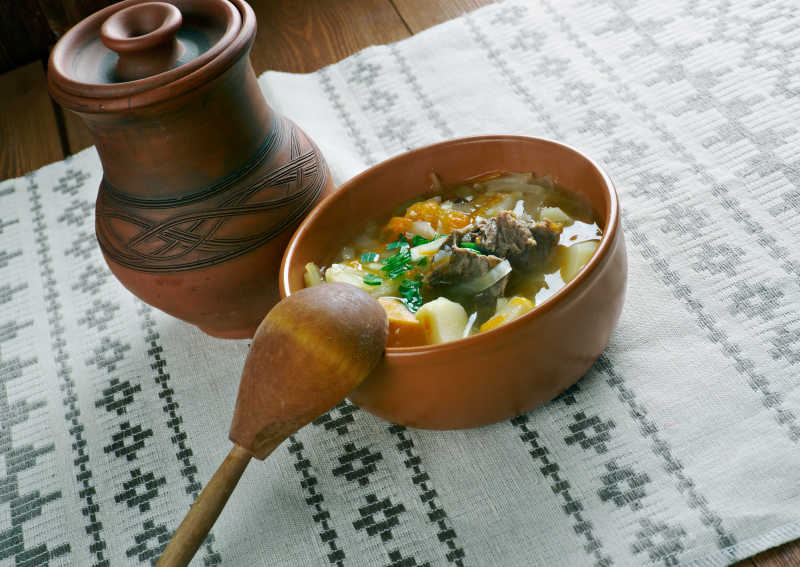 木碗里的俄罗斯传统汤