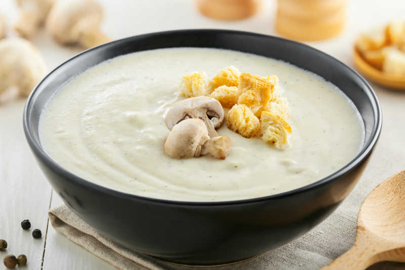 碗里的蘑菇奶油汤
