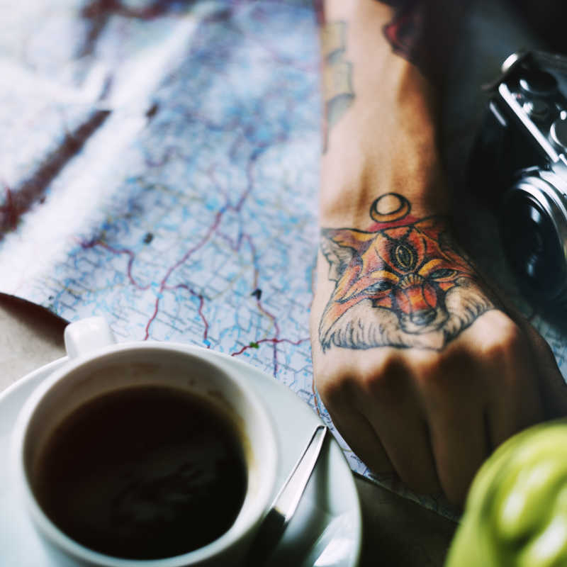 纹身咖啡与地图