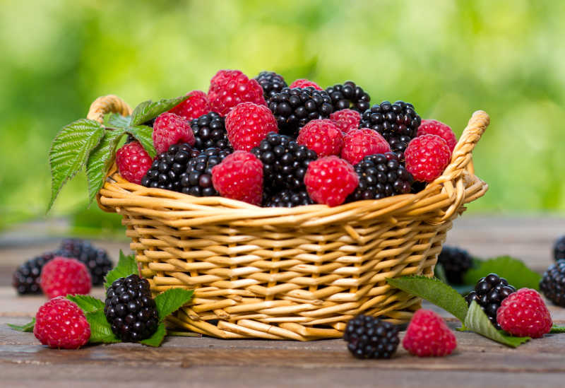 篮子里的新鲜浆果树莓与黑莓