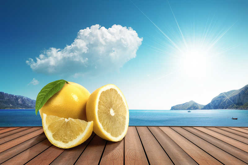 海边木桌上的柠檬