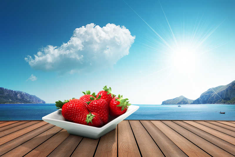 海边桌面上的草莓