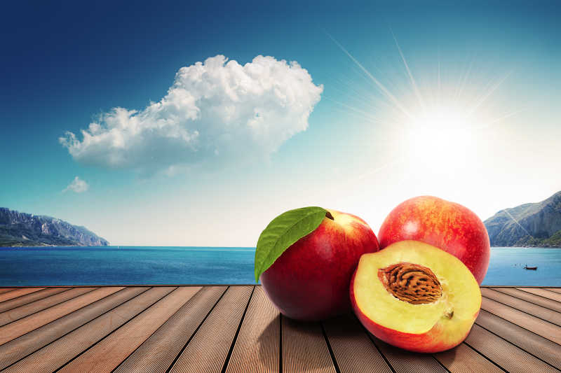 海边木桌上的桃子