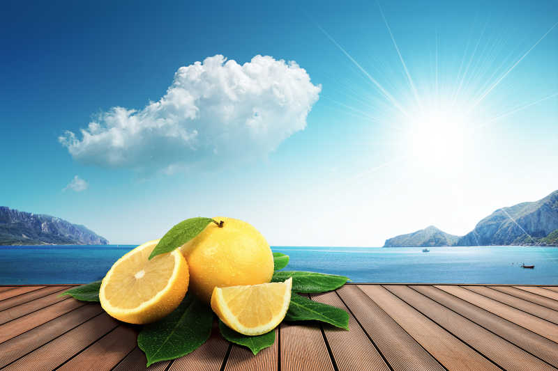 港口木桌上的柠檬