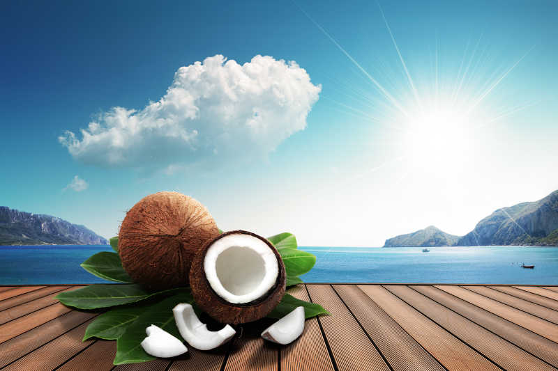 海边木桌上的椰子