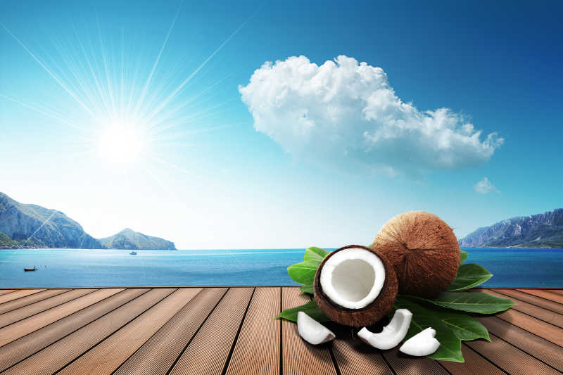 港湾木桌上的椰子