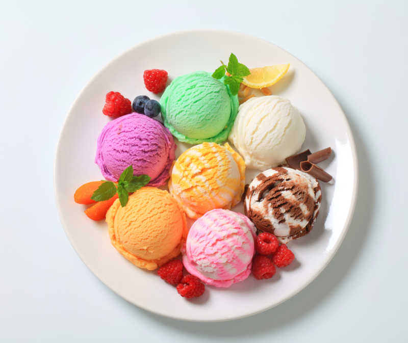 装在盆子里的七个口味的冰淇淋球