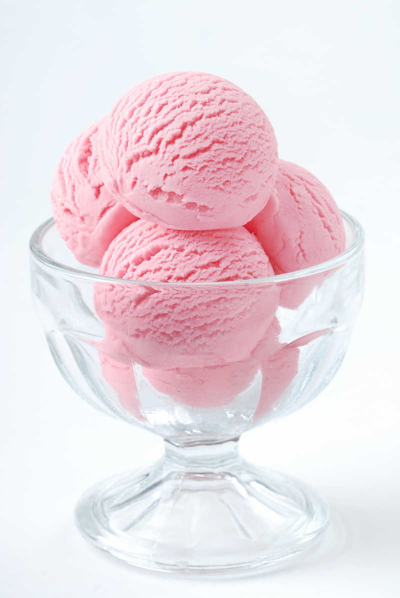 玻璃碗里的三个草莓冰淇淋球