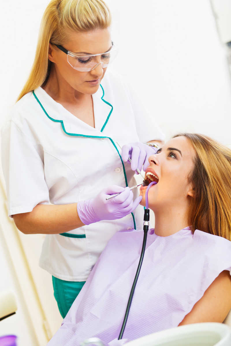 美女牙医为病人检查牙齿