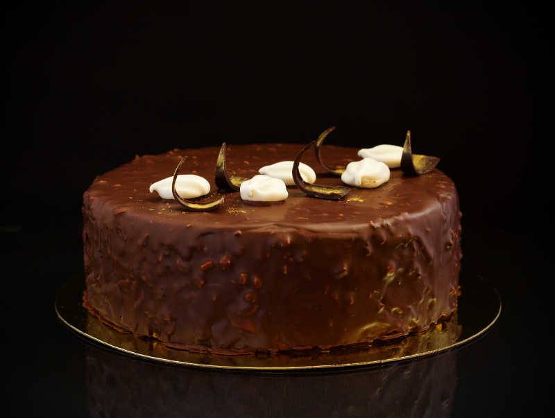 黑色背景中的巧克力蛋糕