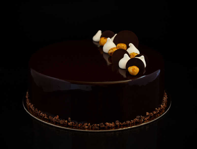 黑色背景中精巧的巧克力蛋糕