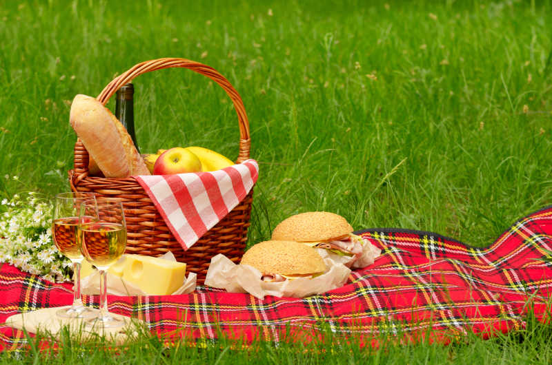 野餐篮子中的三明治和美食