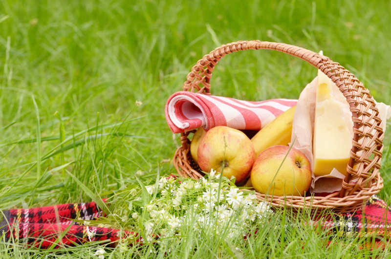 野餐篮子中的苹果香蕉