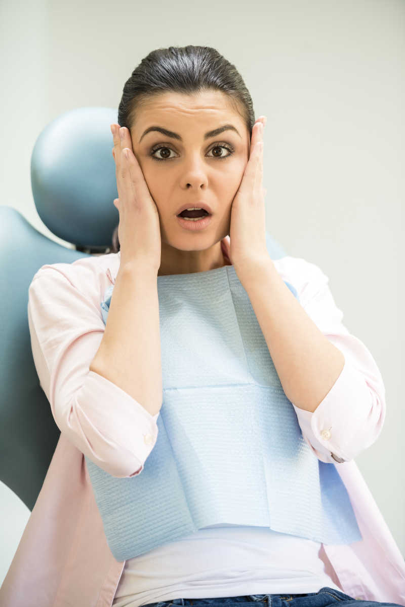 美女患者在牙医诊所惊恐的表情