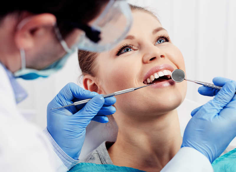 牙医为美女患者检查牙齿