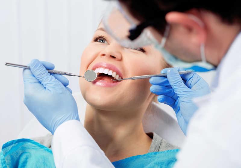 牙科医生为美女做牙科治疗