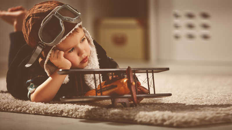 看着飞机模型思考的小孩