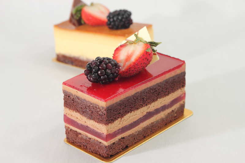 美味的果冻草莓巧克力蛋糕