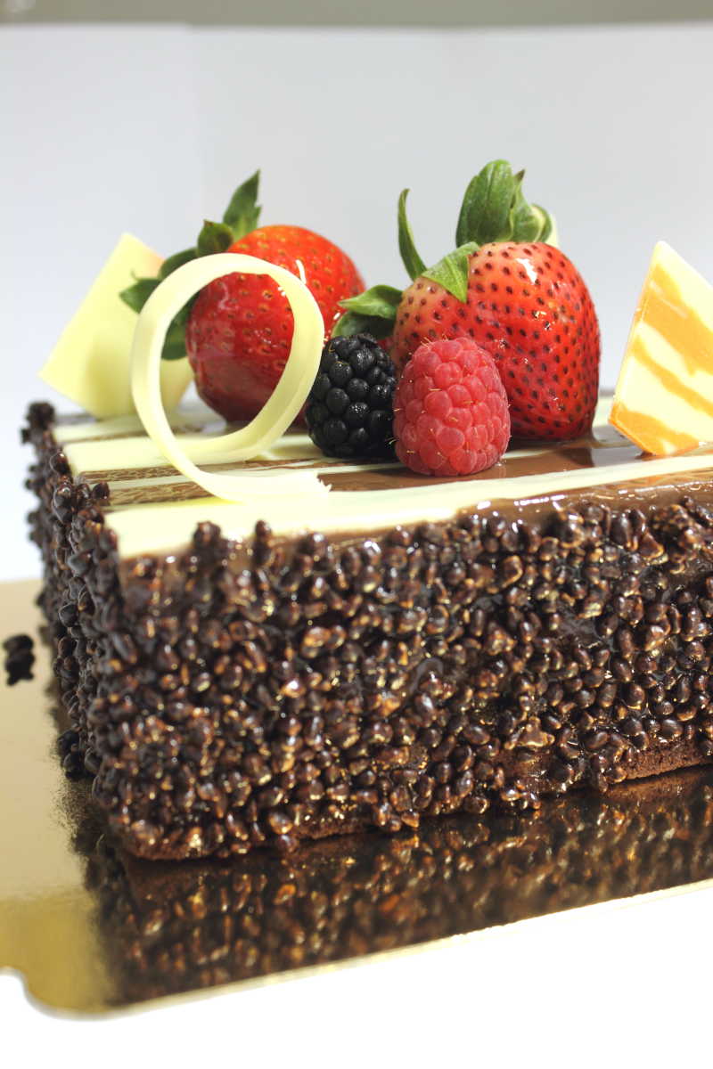 带有酸草莓的黑巧克力蛋糕