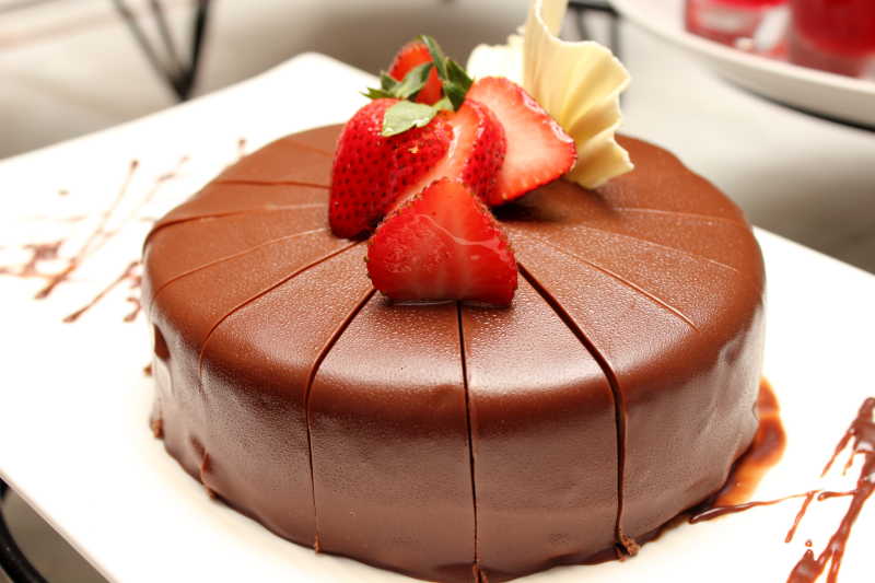 黑巧克力蛋糕配新鲜草莓