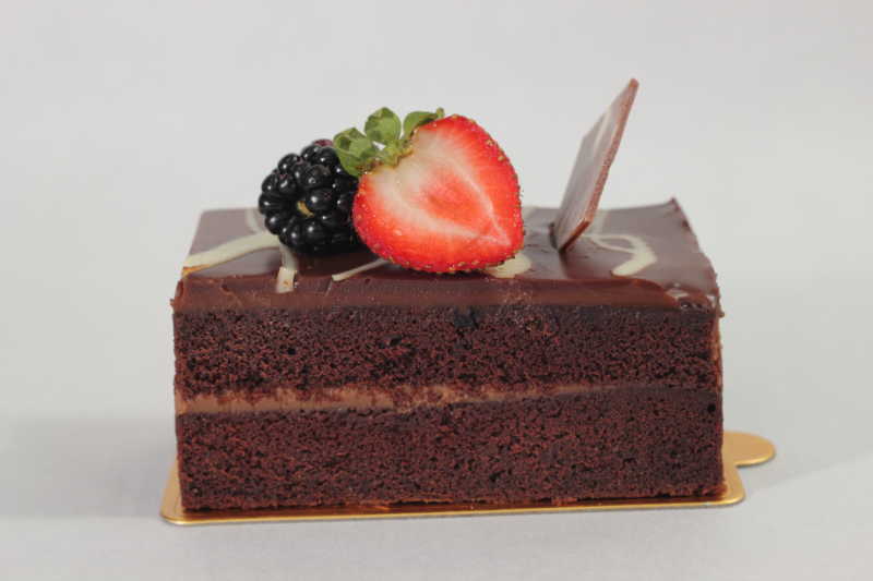 美味的黑巧克力草莓蛋糕