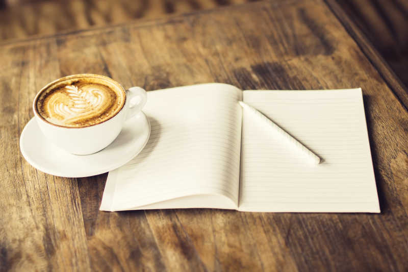 一杯咖啡和空白笔记本