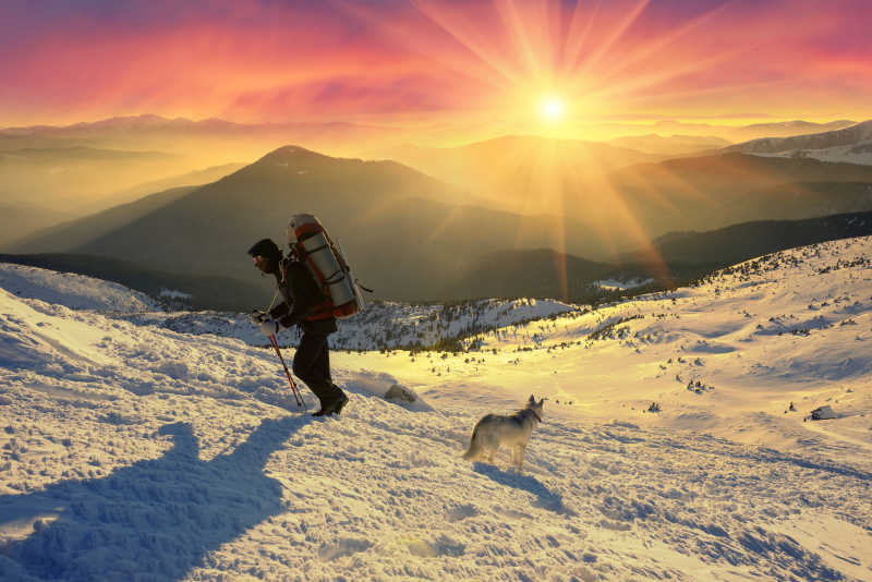 登山者带着狗攀登黑山山脉