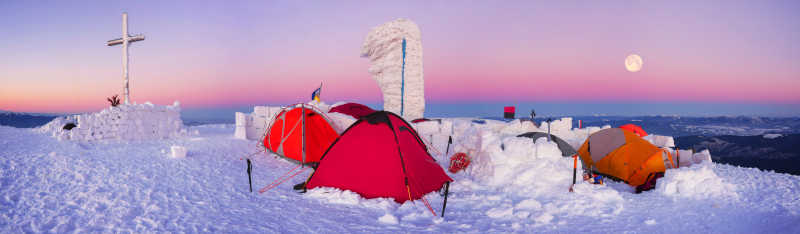 雪山顶上的登山者营地
