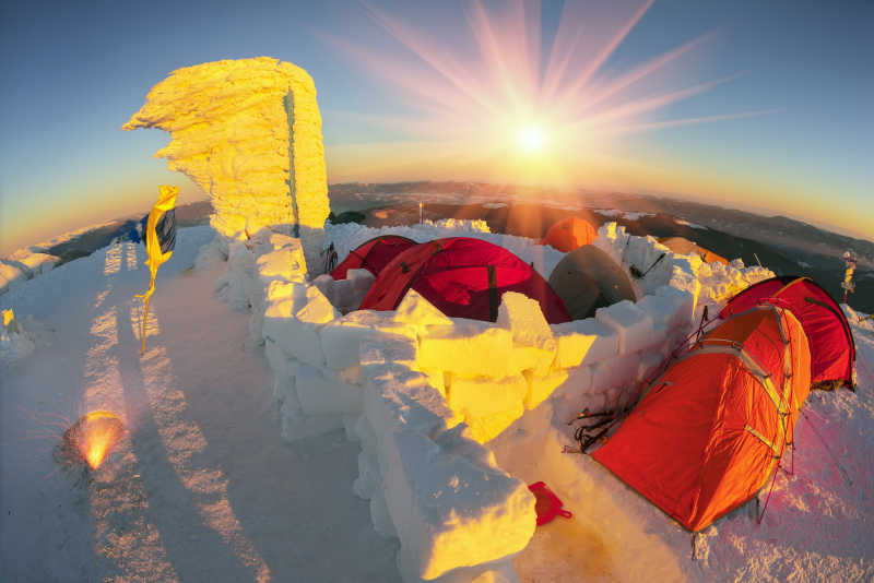 阳光照在山顶的登山营地上
