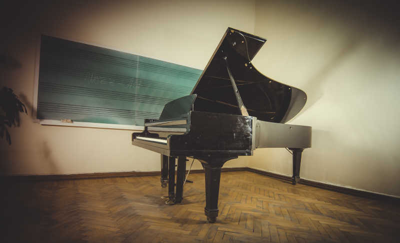 音乐教室里的黑色大钢琴