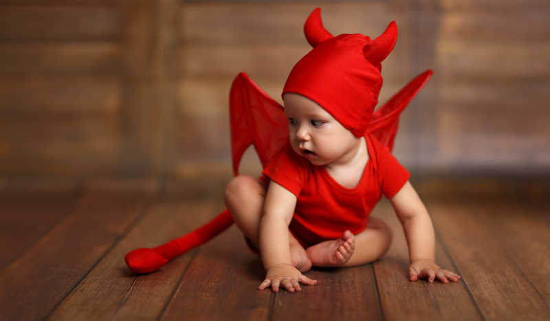 万圣节可爱的恶魔装扮的婴儿