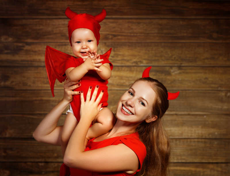 快乐的恶魔装扮的妈妈和宝宝