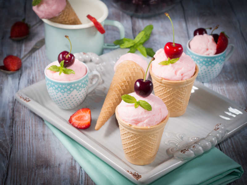 可爱的不同形式的草莓冰淇淋