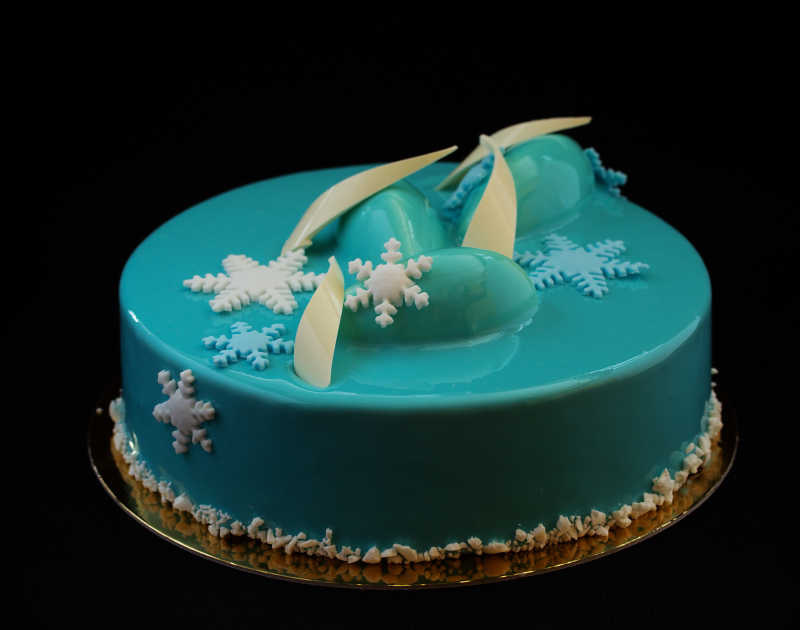 小巧精致的湖蓝色蛋糕