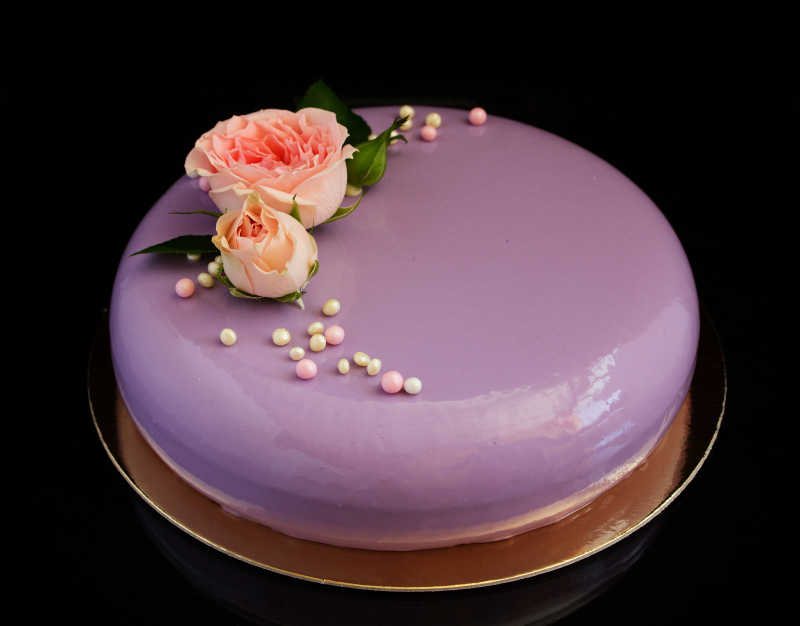 精致小巧的紫色蛋糕