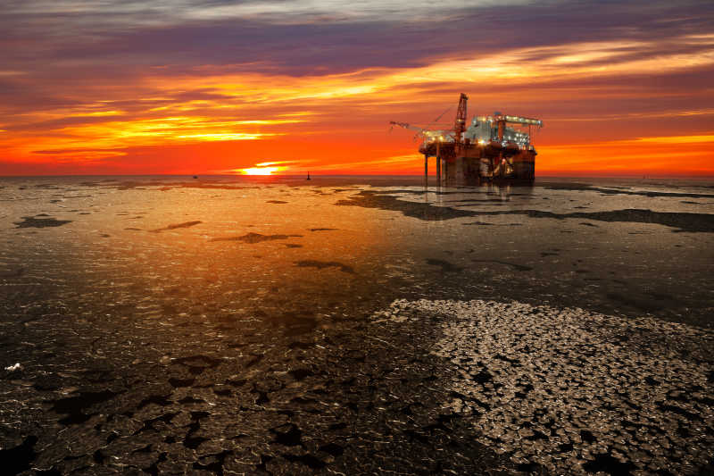 海平面上的石油钻井平台