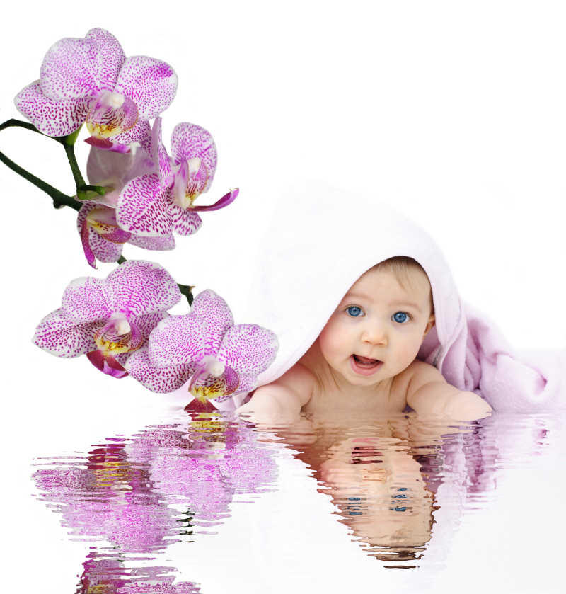 可爱的婴儿与兰花